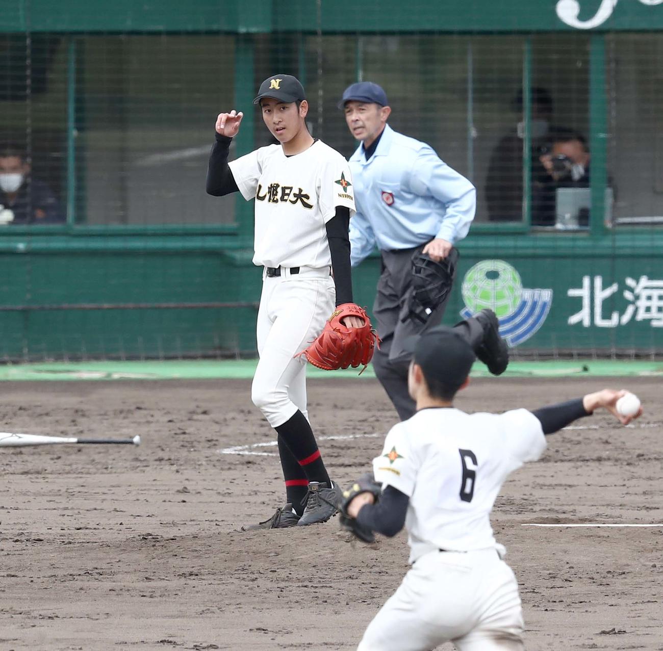 札幌日大対北海道栄　9回裏北海道栄2死、最終打者を遊ゴロにとる高谷（撮影・黒川智章）