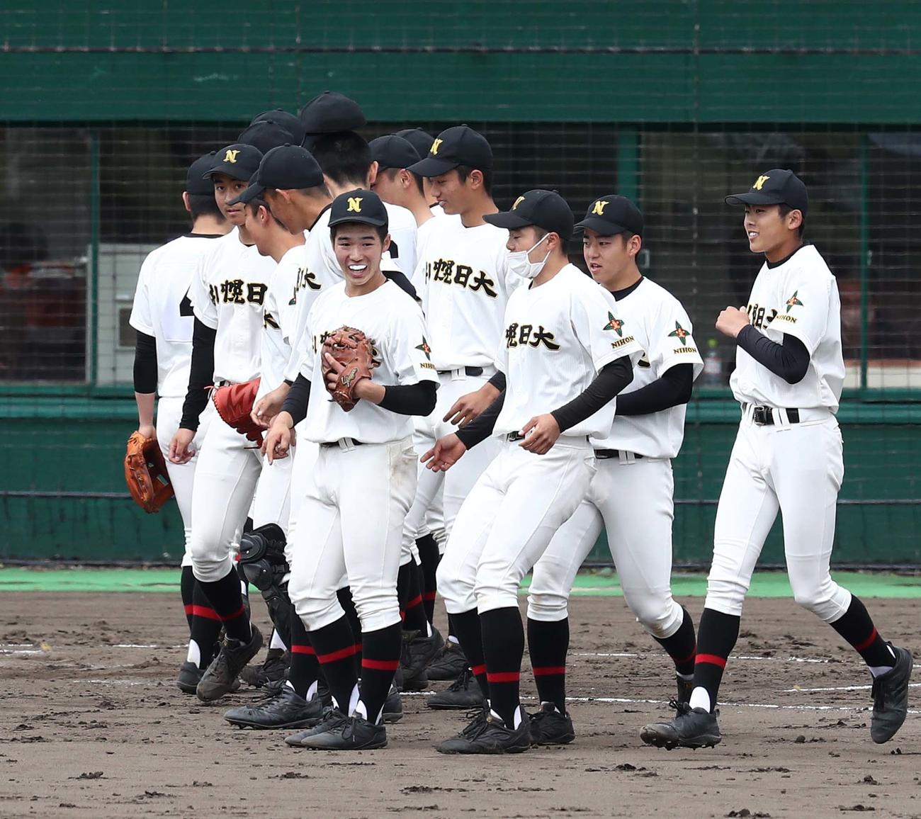 札幌日大対北海道栄　初優勝し笑顔で整列する札幌日大ナイン（撮影・黒川智章）