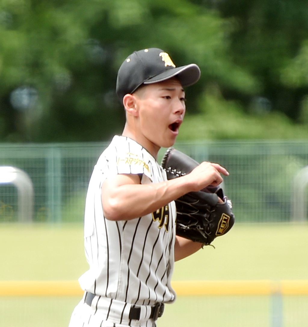 三振を奪い雄たけびを上げる明桜・石田一（撮影・山田愛斗）