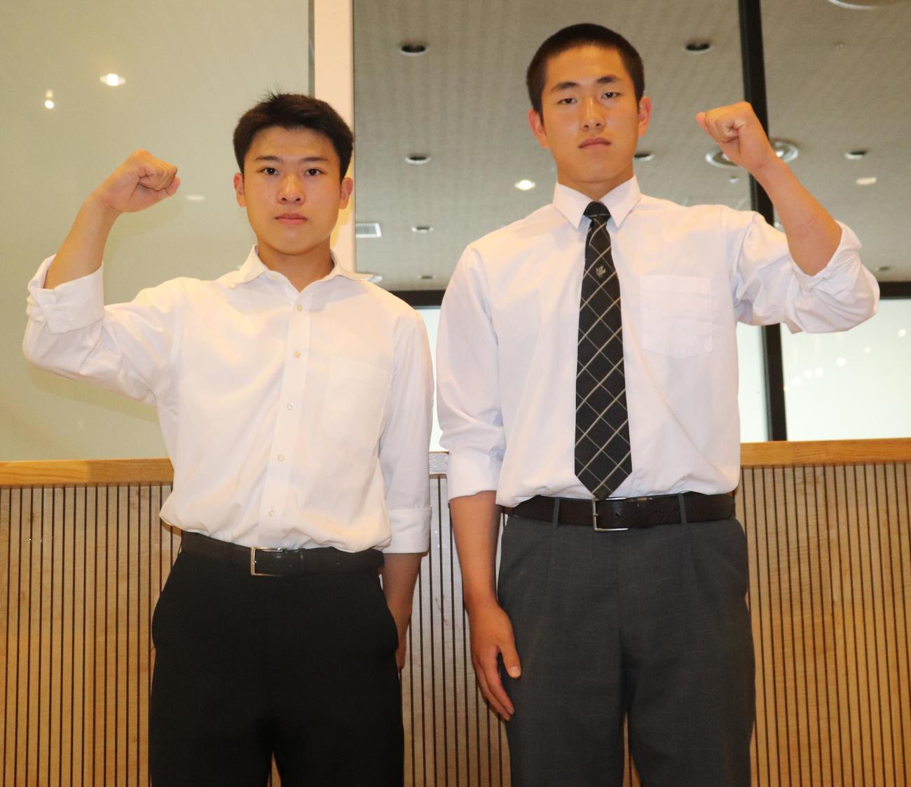 1回戦で対戦が決まった慶応・勝野主務（左）と桐蔭学園・木本主将（撮影・古川真弥）