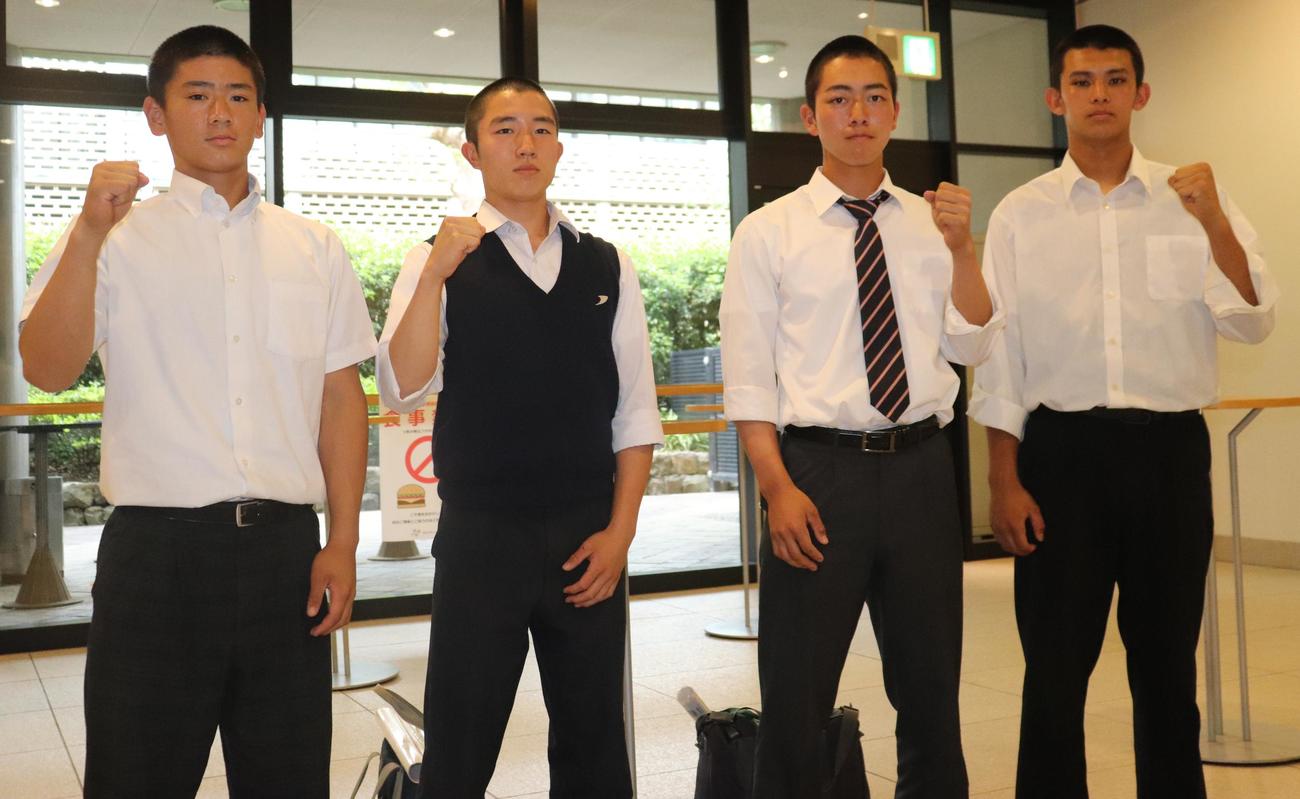 第1シード4校の代表。左から東海大相模・大塚主将、桐光学園・松本副主将、日大藤沢・宮沢主将、横浜・安達主将（撮影・古川真弥）
