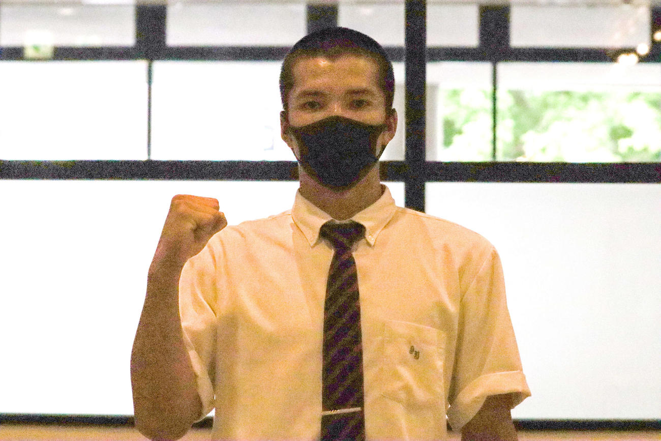 神奈川大会抽選会で、ポーズをとる相洋・二宮主将（撮影・勝部晃多）