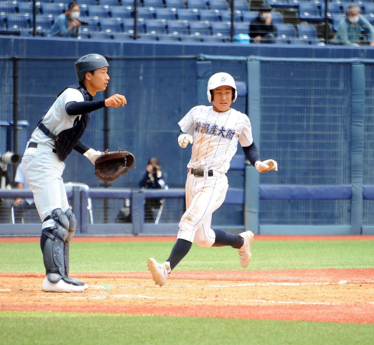 5回表新潟産大付1死二、三塁、二ゴロの間に三塁走者の田村主将（右）が生還（撮影・斎藤慎一郎）