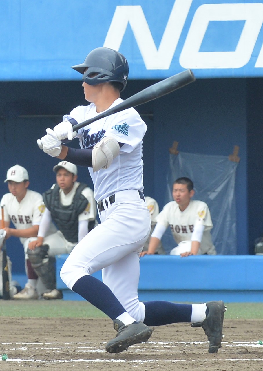 秋田中央対大館鳳鳴　2回表秋田中央1死満塁、2点適時打を放つ秋田中央・千田（撮影・佐藤究）