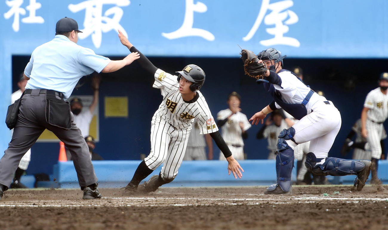 7回、冨岡の右前適時打で同点のホームを踏んだ石田恋（中央）