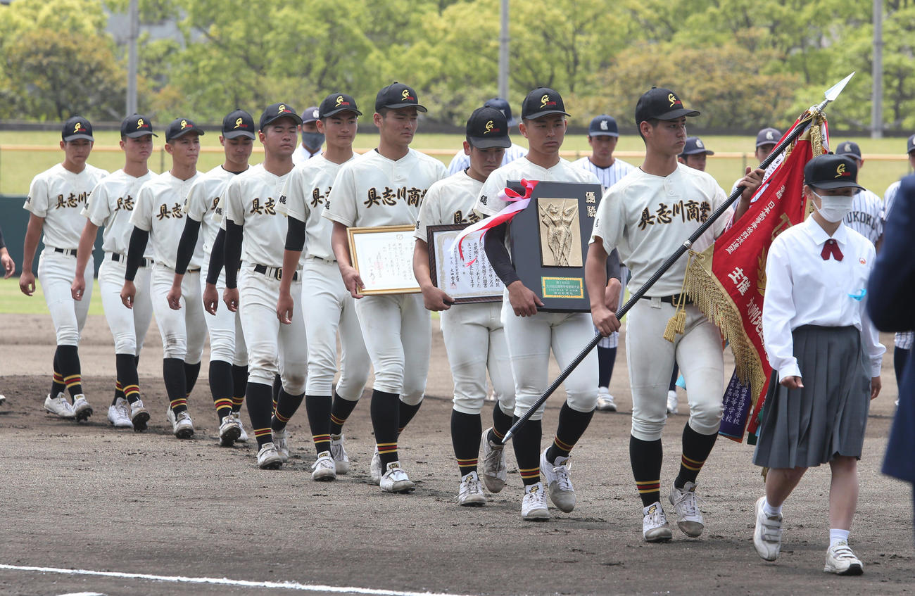 九州大会初優勝でダイヤモンドを1周する具志川商の選手たち（2021年4月30日撮影）