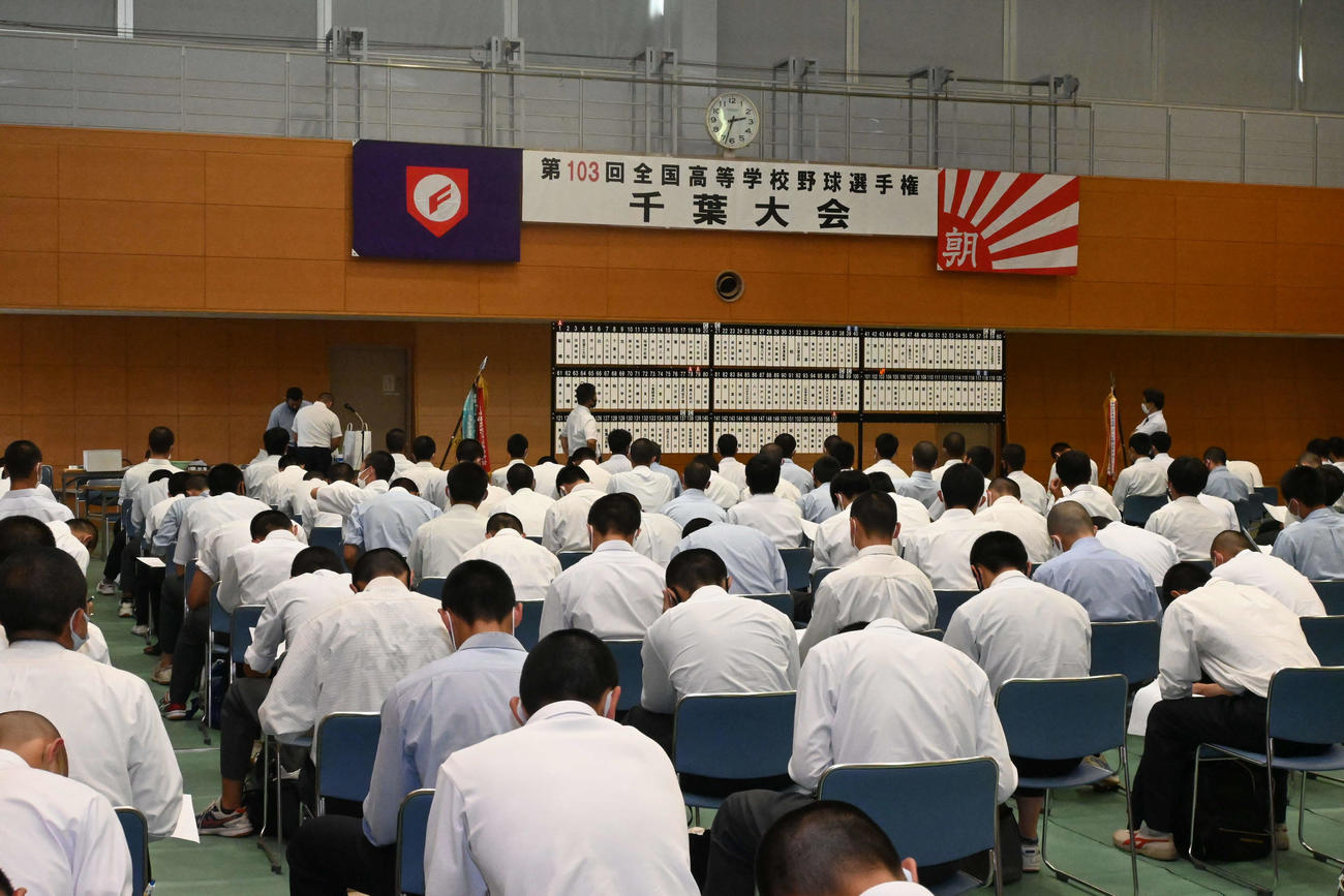 千葉抽選会　抽選が終わり、熱心に書き込む主将たち（代表撮影）