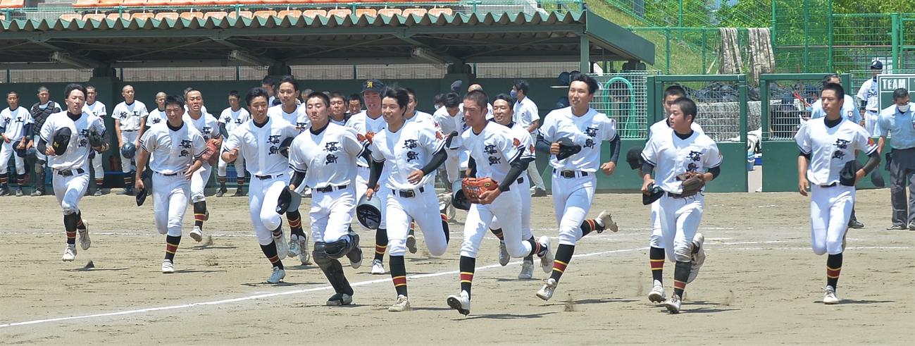 試合に勝利し、スタンドにあいさつに行く福島ナイン