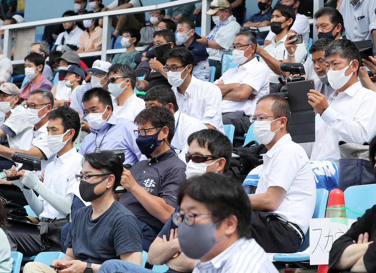 中京大中京・畔柳亨丞の投球をネット裏から見つめるプロ野球のスカウト陣（撮影・前田充）