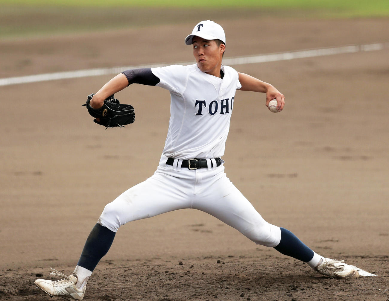 先発し力投する東邦・知崎（撮影・前田充）
