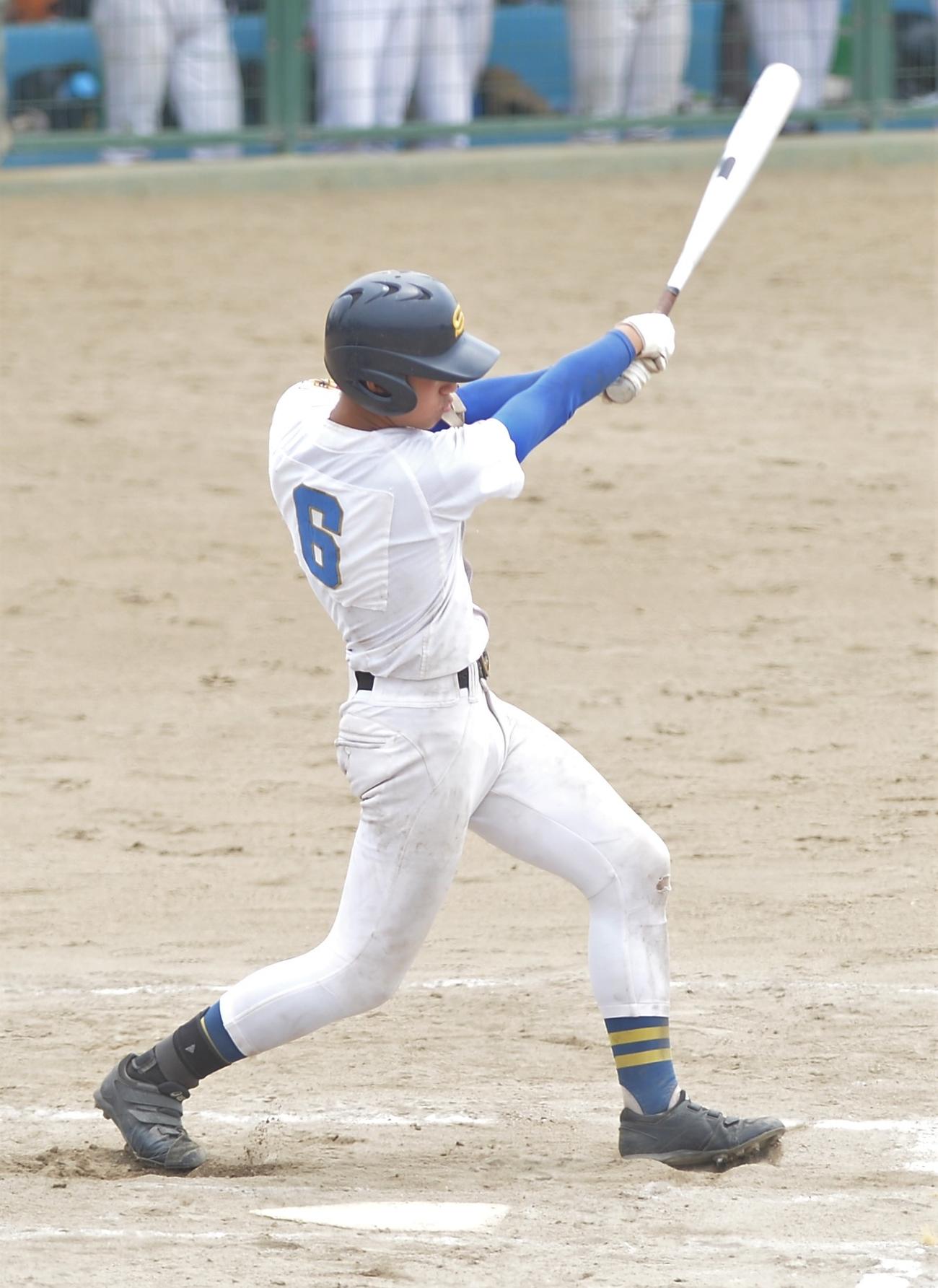6回、左前打を放つ聖光学院・皆川