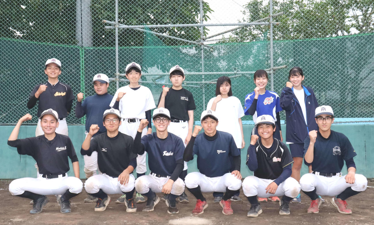 集合写真に納まる町田工ナイン（撮影・阿部泰斉）