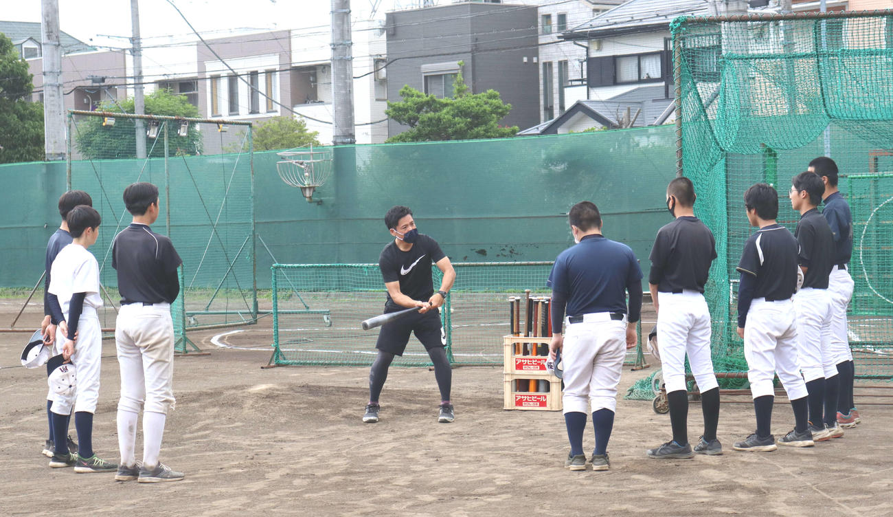 小松雄一監督の打撃指導を受ける町田工ナイン（撮影・阿部泰斉）