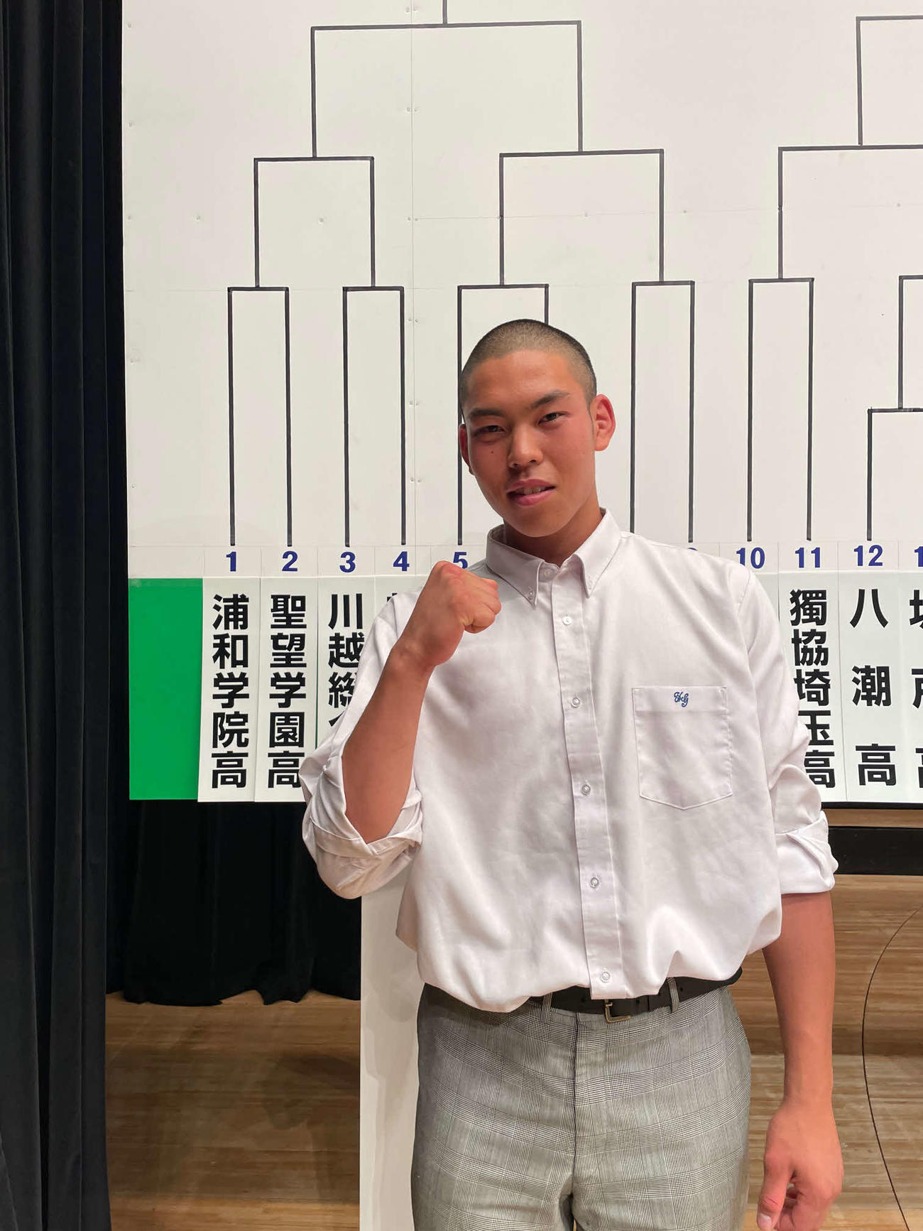 抽選会を終えてガッツポーズの浦和学院・吉田瑞主将（撮影・保坂恭子）