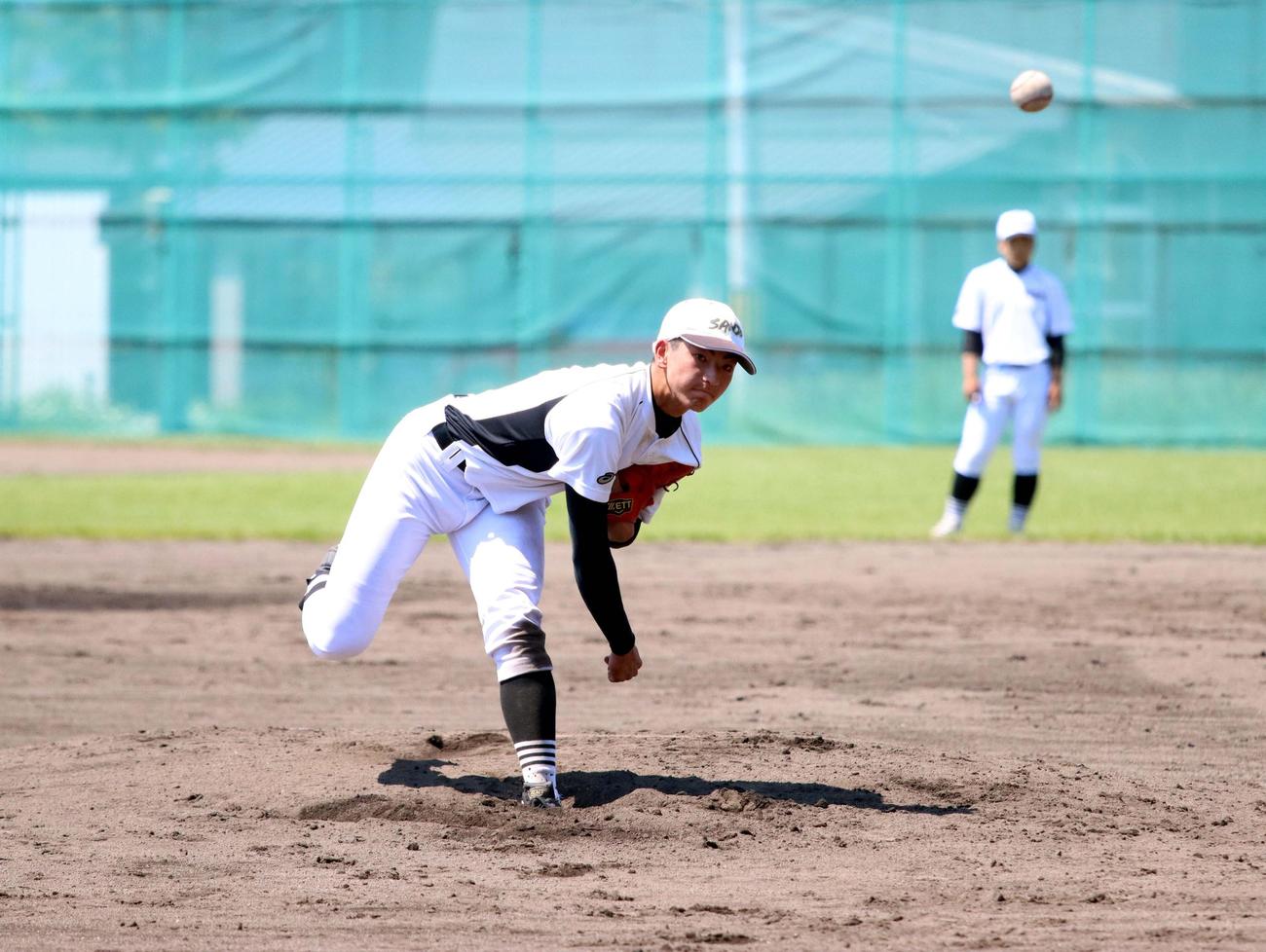 一塁と投手を兼務する帯広三条の新鞍主将（撮影・永野高輔）