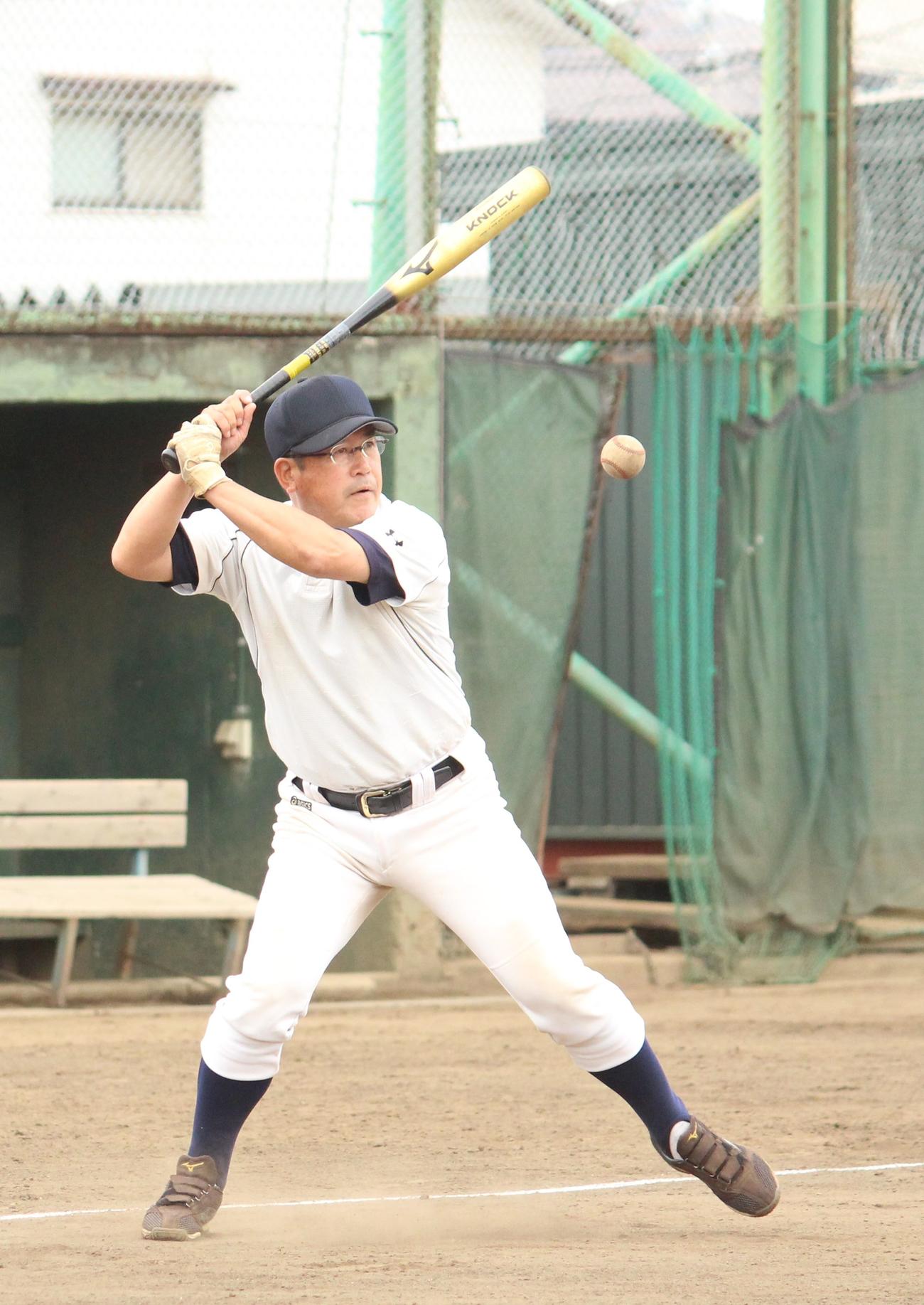 ノックを打つ上尾・高野監督（撮影・保坂恭子）
