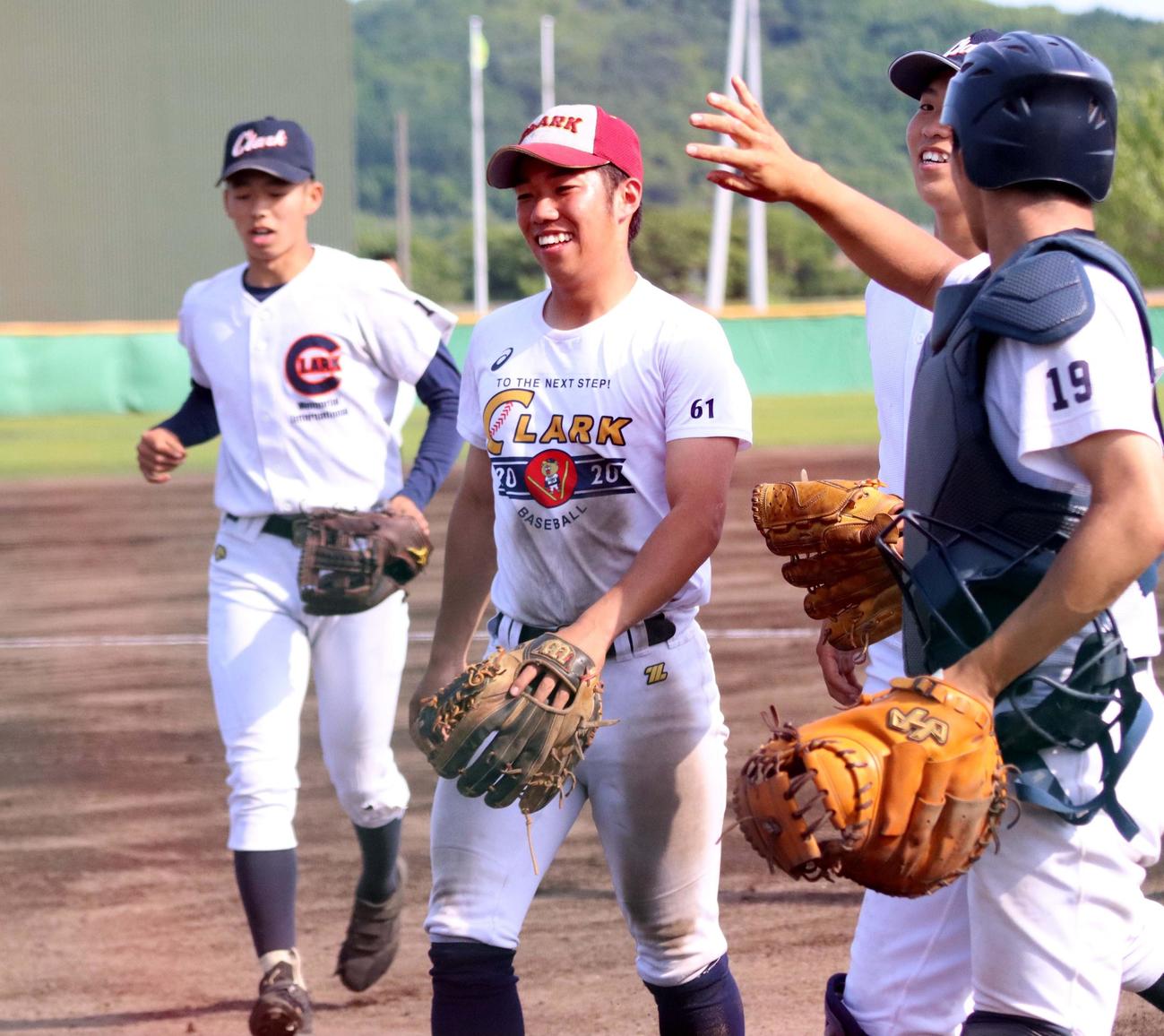 10日の練習に参加した野坂前主将（中央）（撮影・永野高輔）