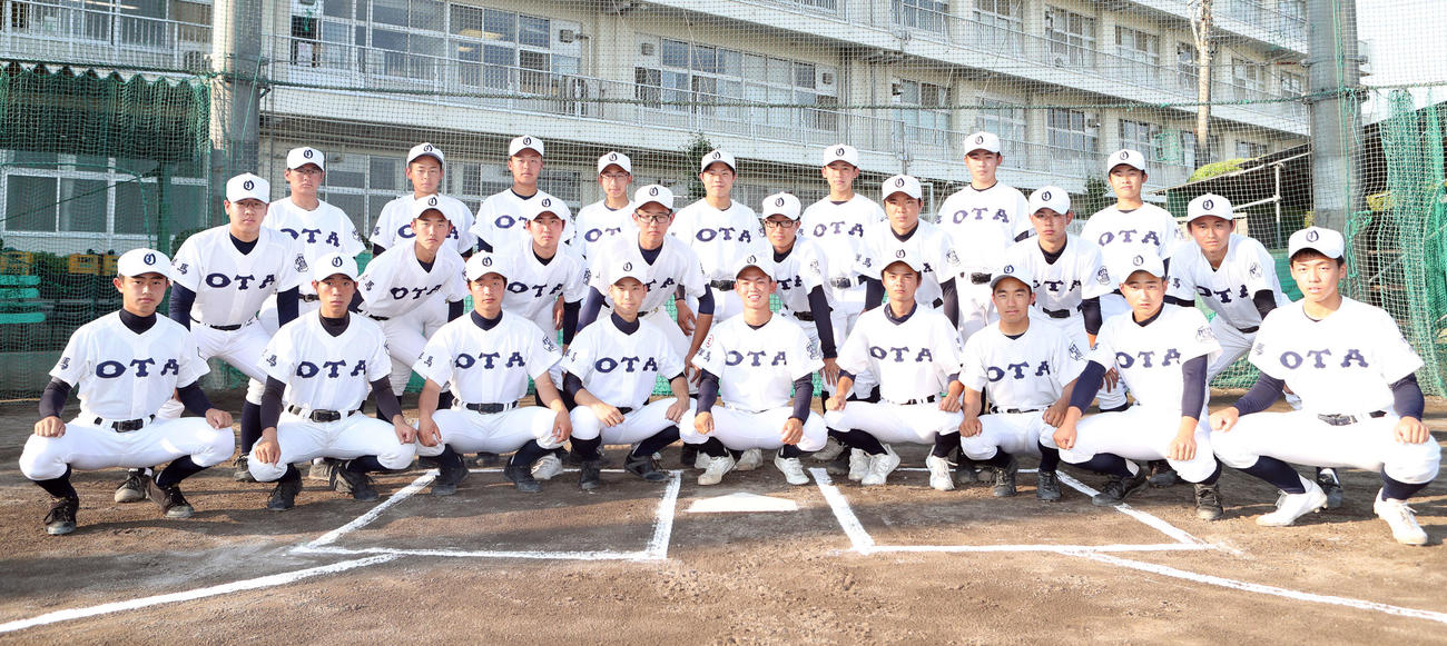 笑顔で撮影に臨む太田高校野球部員（撮影・関根直人）