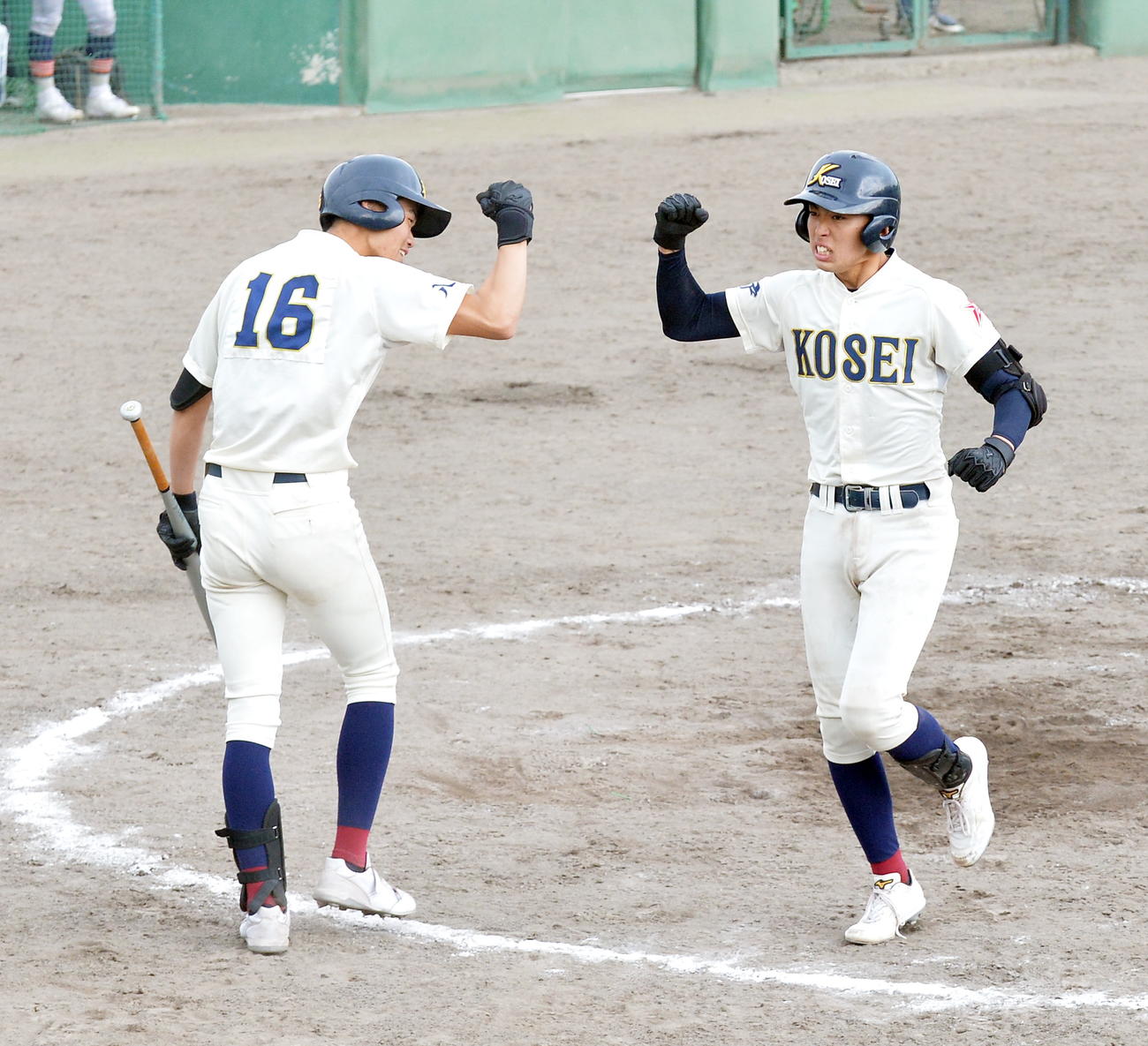 青森山田戦で左越え本塁打を放ちグータッチする八戸学院光星・伊藤（右）