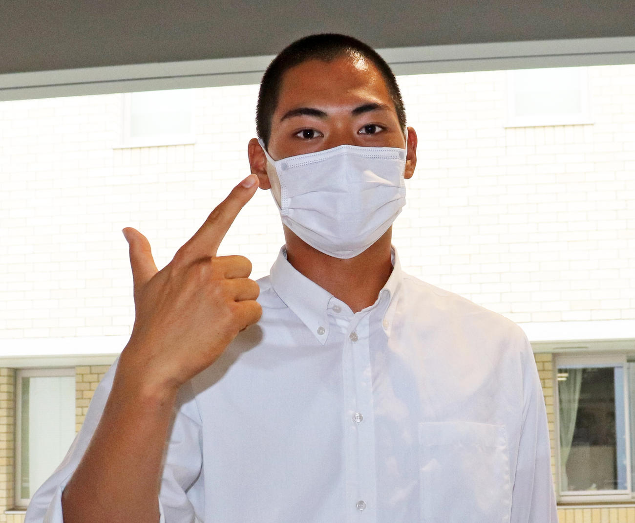 組み合わせ抽選を終えた帝京・田巻は、じゃんけんのチョキのポーズを見せる（撮影・古川真弥）