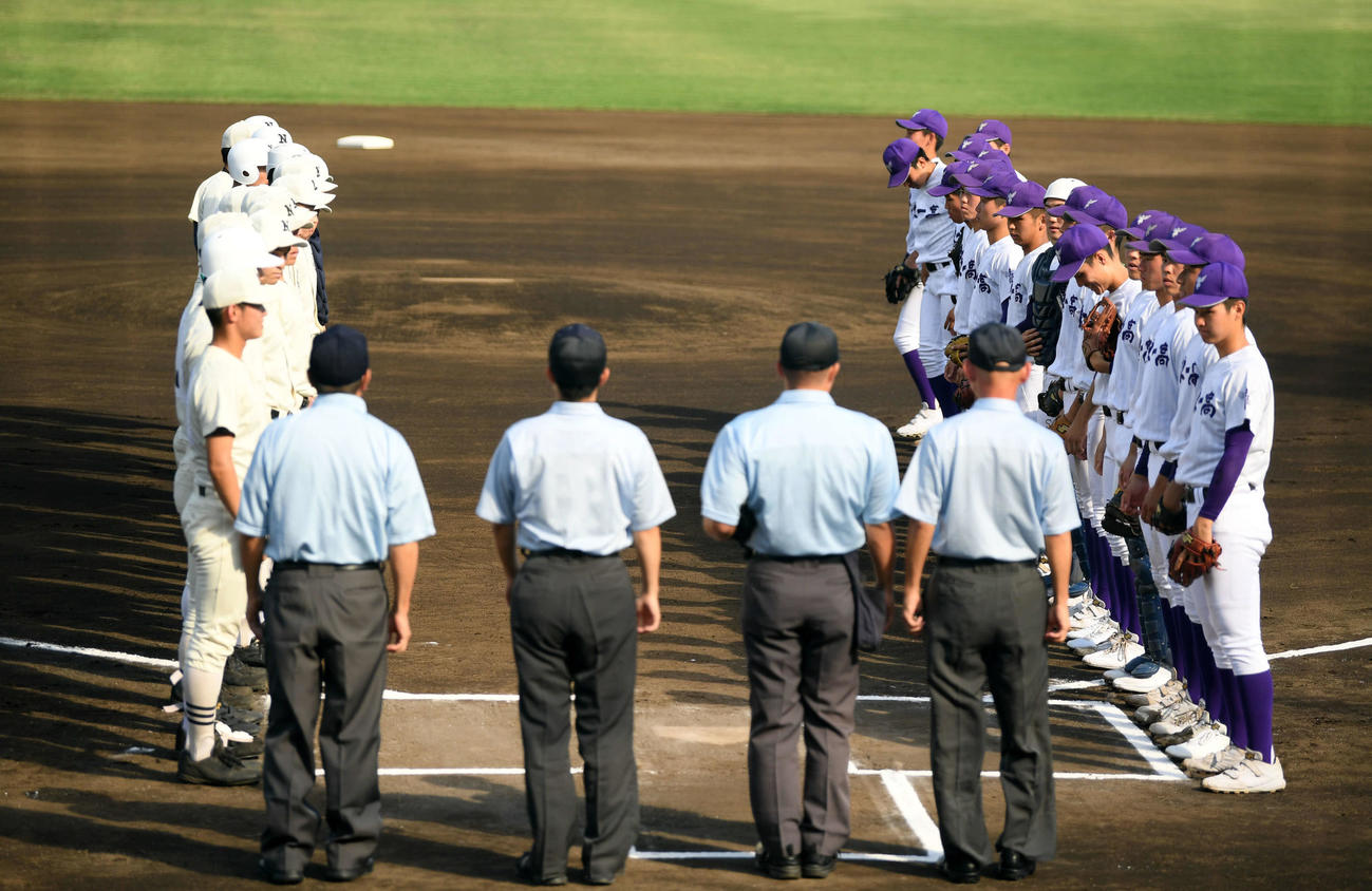 日大三対関東第一　整列する両ナイン（撮影・横山健太）