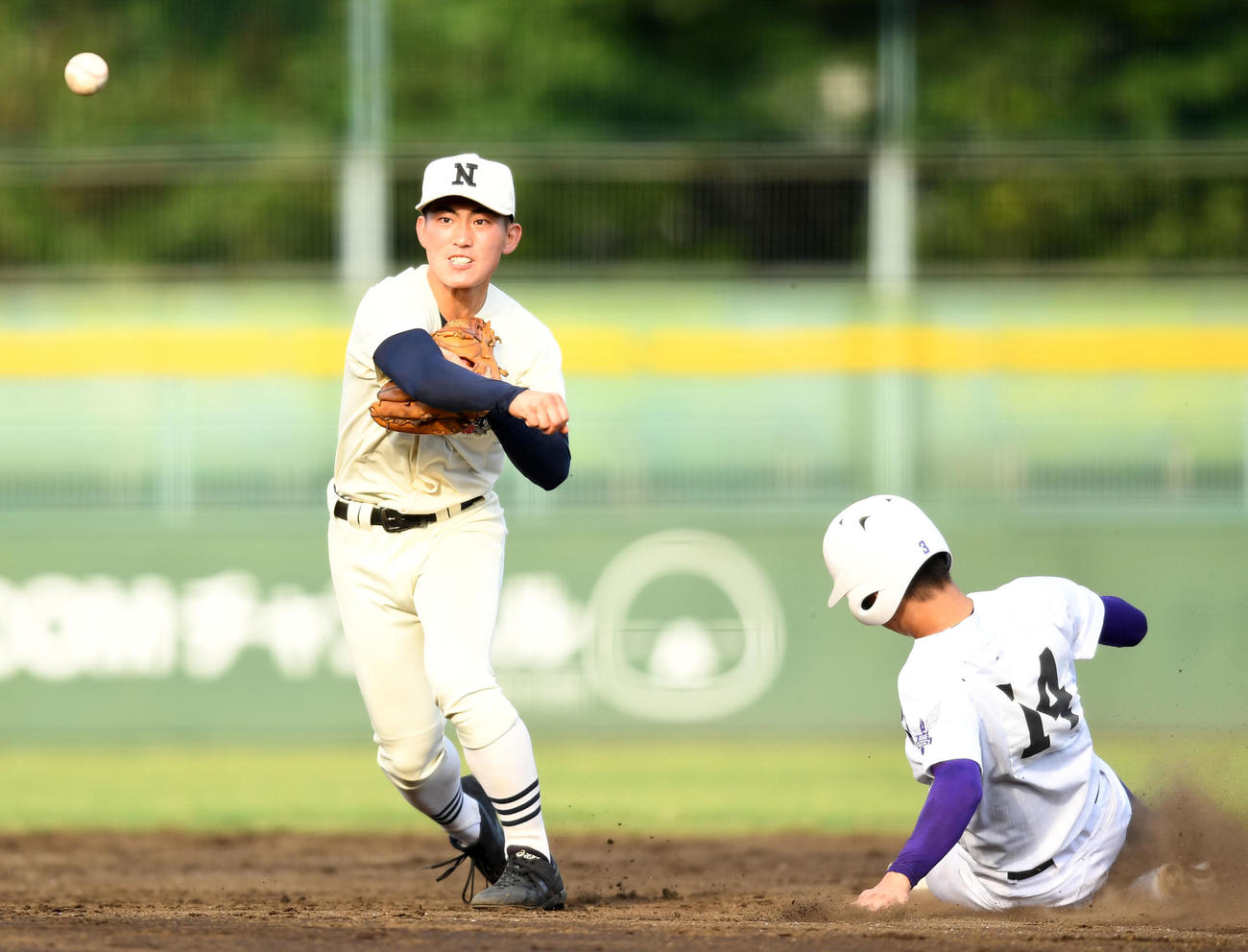 日大三対関東第一　5回裏関東第一1死一、二塁、市川を遊併殺打に仕留め一塁へ送球する斉藤（左）（撮影・横山健太）