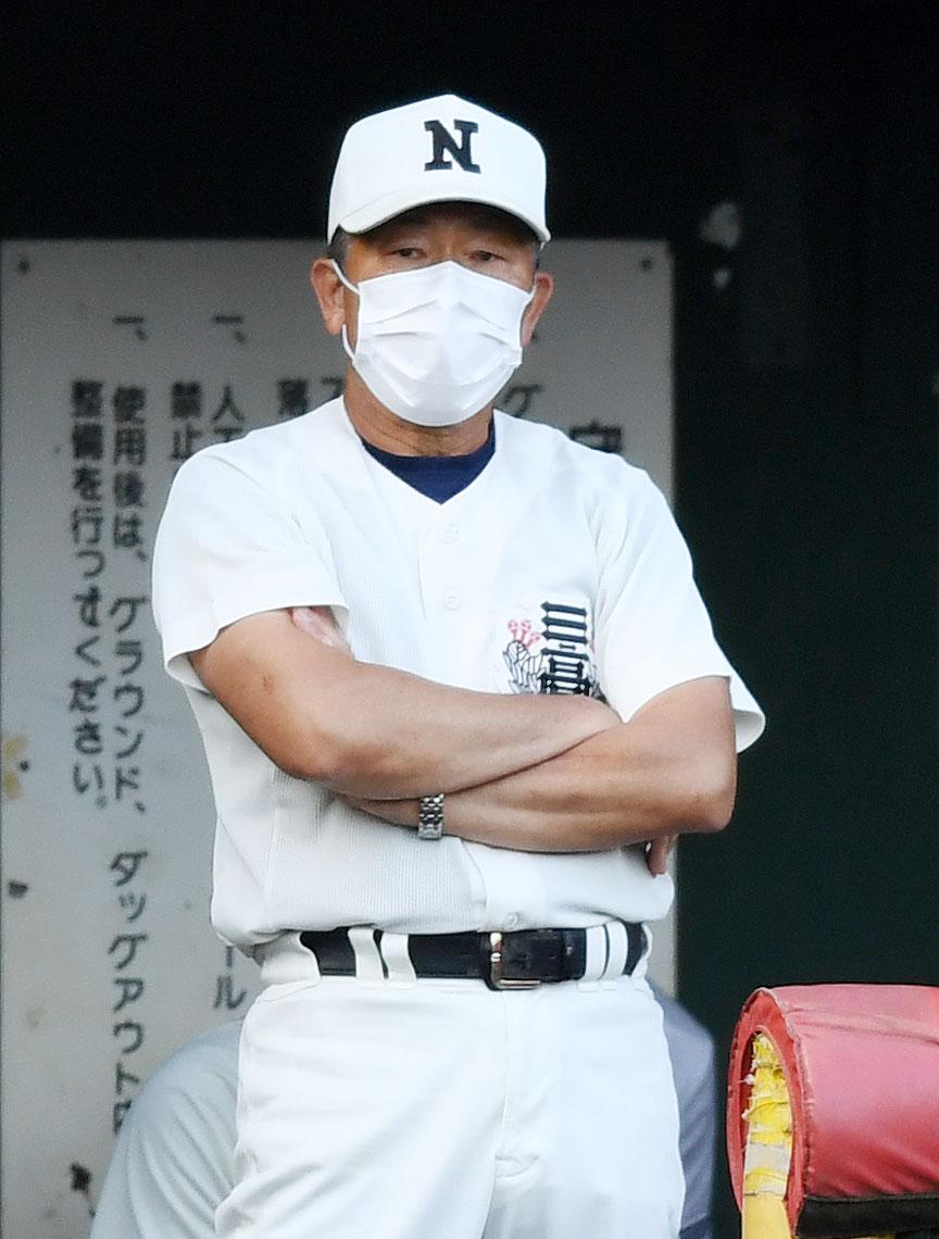 日大三対関東第一　試合を見つめる日大三・小倉監督（撮影・横山健太）