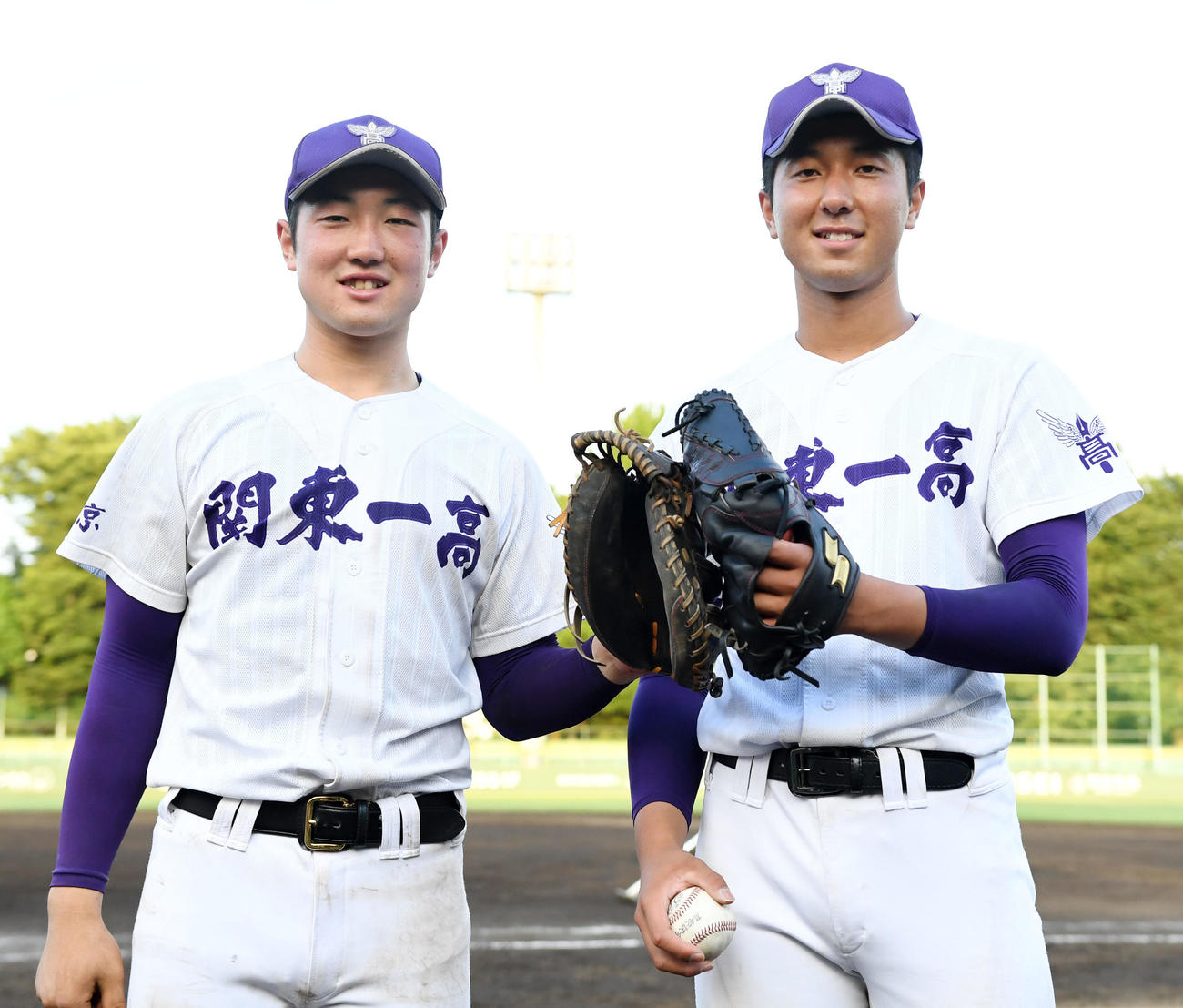 日大三対関東第一　優勝を果たし笑顔でタッチを交わす関東第一・石見（左）と市川（撮影・横山健太）