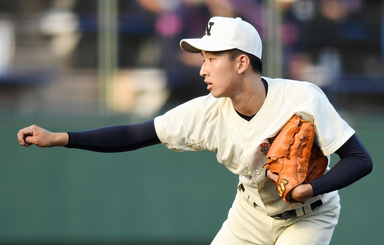 日大三対関東第一　7回裏から登板した日大三・栃原（撮影・横山健太）