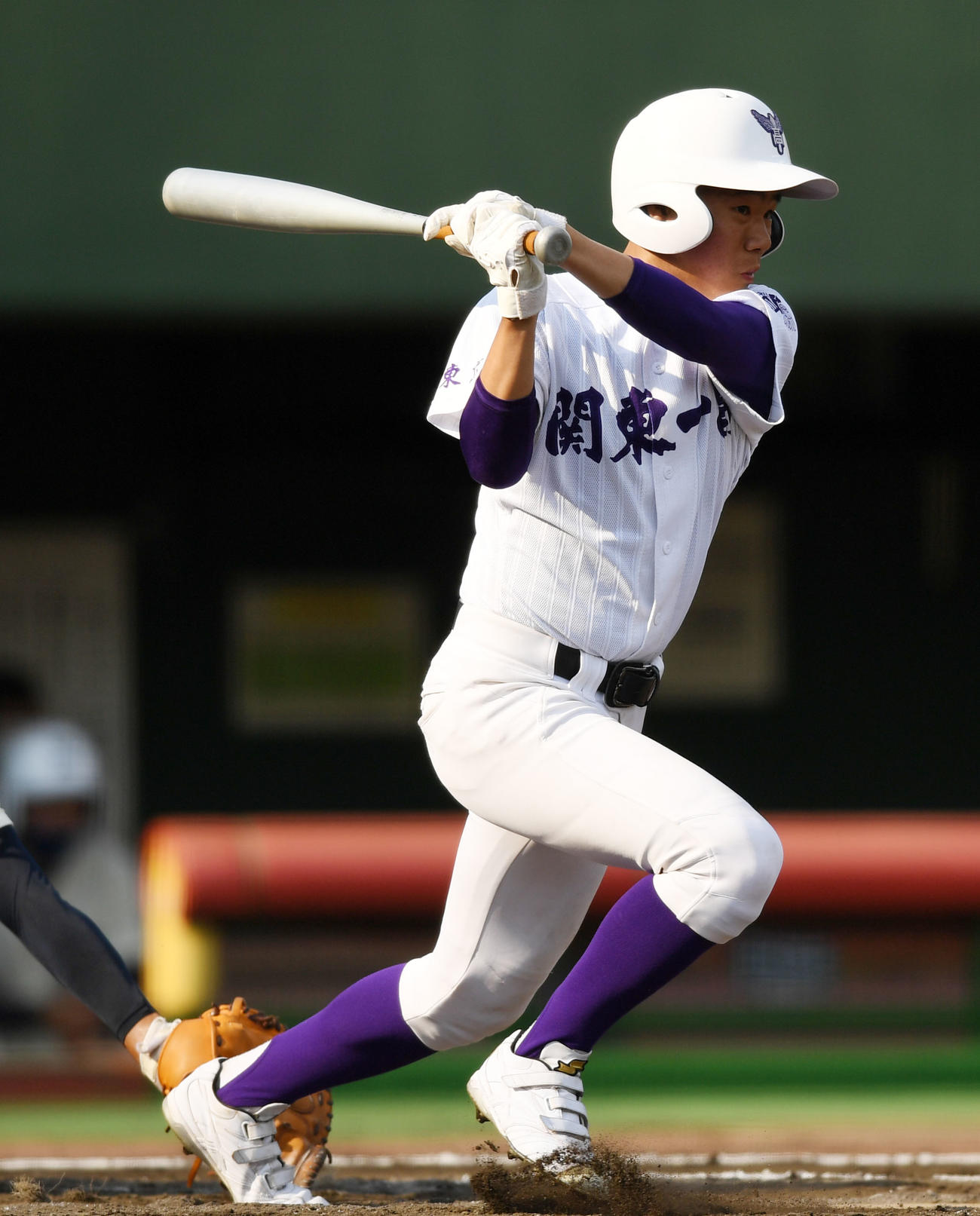 日大三対関東第一　2回裏関東第一2死一、三塁、右前適時打を放つ滝川（撮影・横山健太）