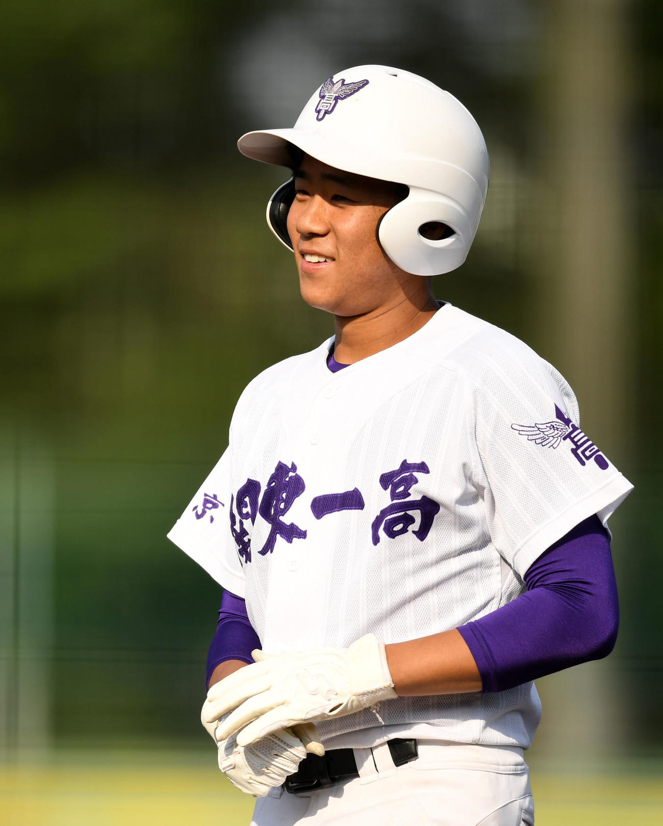 日大三対関東第一　2回裏関東第一2死一、三塁、右前適時打を放ち笑顔を見せる滝川（撮影・横山健太）