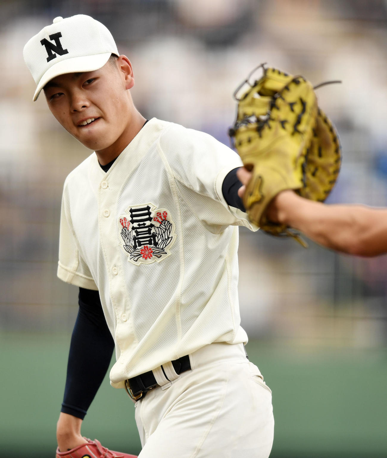 日大三対関東第一　3回裏を無失点に抑えタッチを交わす日大三・宇山（撮影・横山健太）