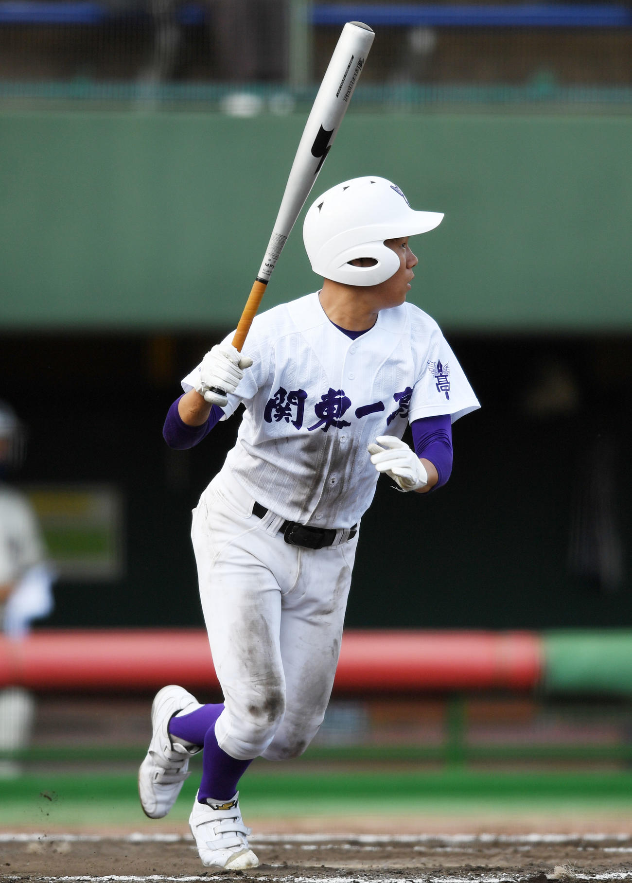 日大三対関東第一　4回裏関東第一1死二塁、左前適時打を放つ滝川（撮影・横山健太）