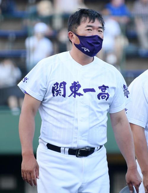 日大三対関東第一　優勝を果たしスタンドにあいさつする関東第一・米沢監督（撮影・横山健太）