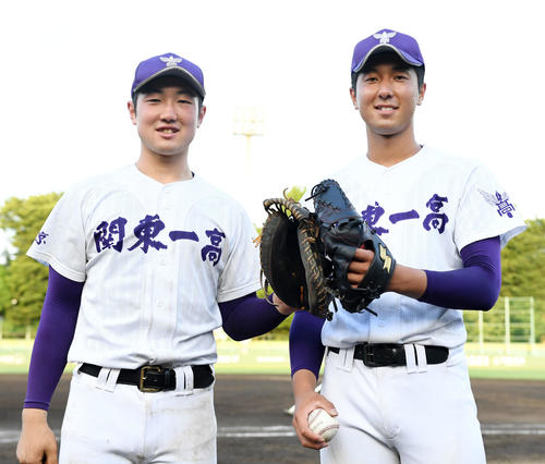 日大三対関東第一　優勝を果たし笑顔でタッチを交わす関東第一・石見（左）と市川（撮影・横山健太）