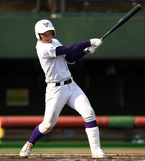日大三対関東第一　2回裏関東第一2死一、二塁、右前適時打を放つ石見（撮影・横山健太）