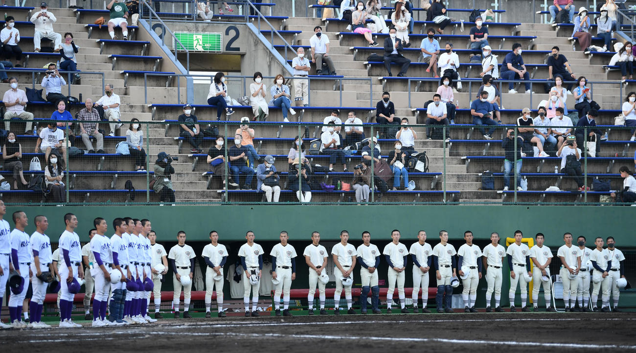 日大三対関東第一　関東第一に敗れ整列する日大三ナイン（撮影・横山健太）