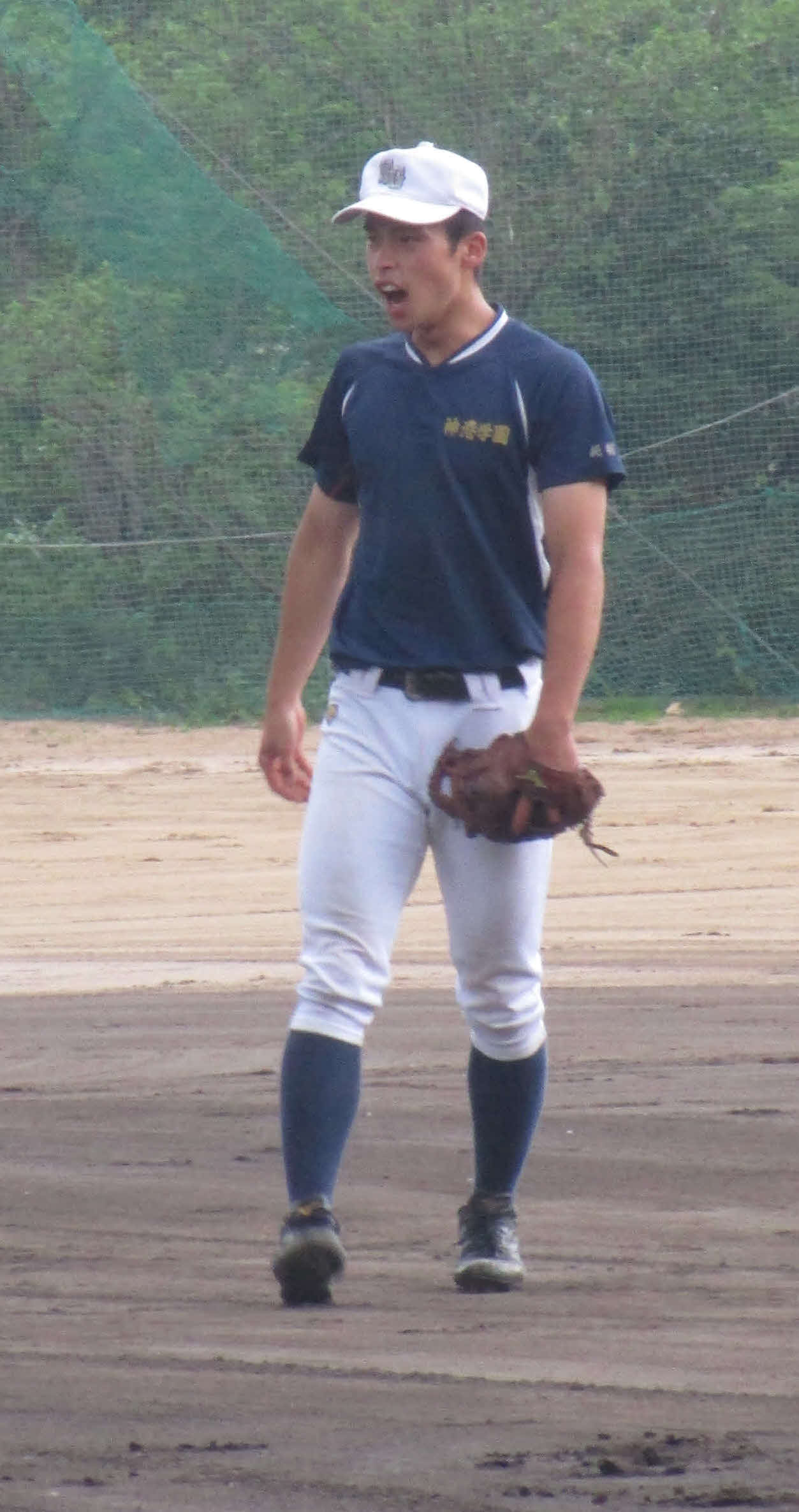ノック練習で大きな声を積極的に出す主将藤原任冶内野手（3年）（撮影・三宅ひとみ）