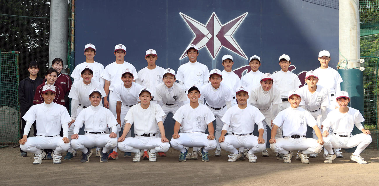 笑顔で集合写真の撮影に臨む水戸一の選手ら（撮影・関根直人）