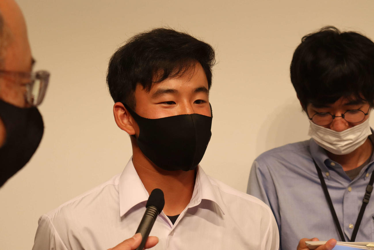 抽選会後に囲み取材を受ける水戸一・堺堀主将（撮影・阿部泰斉）