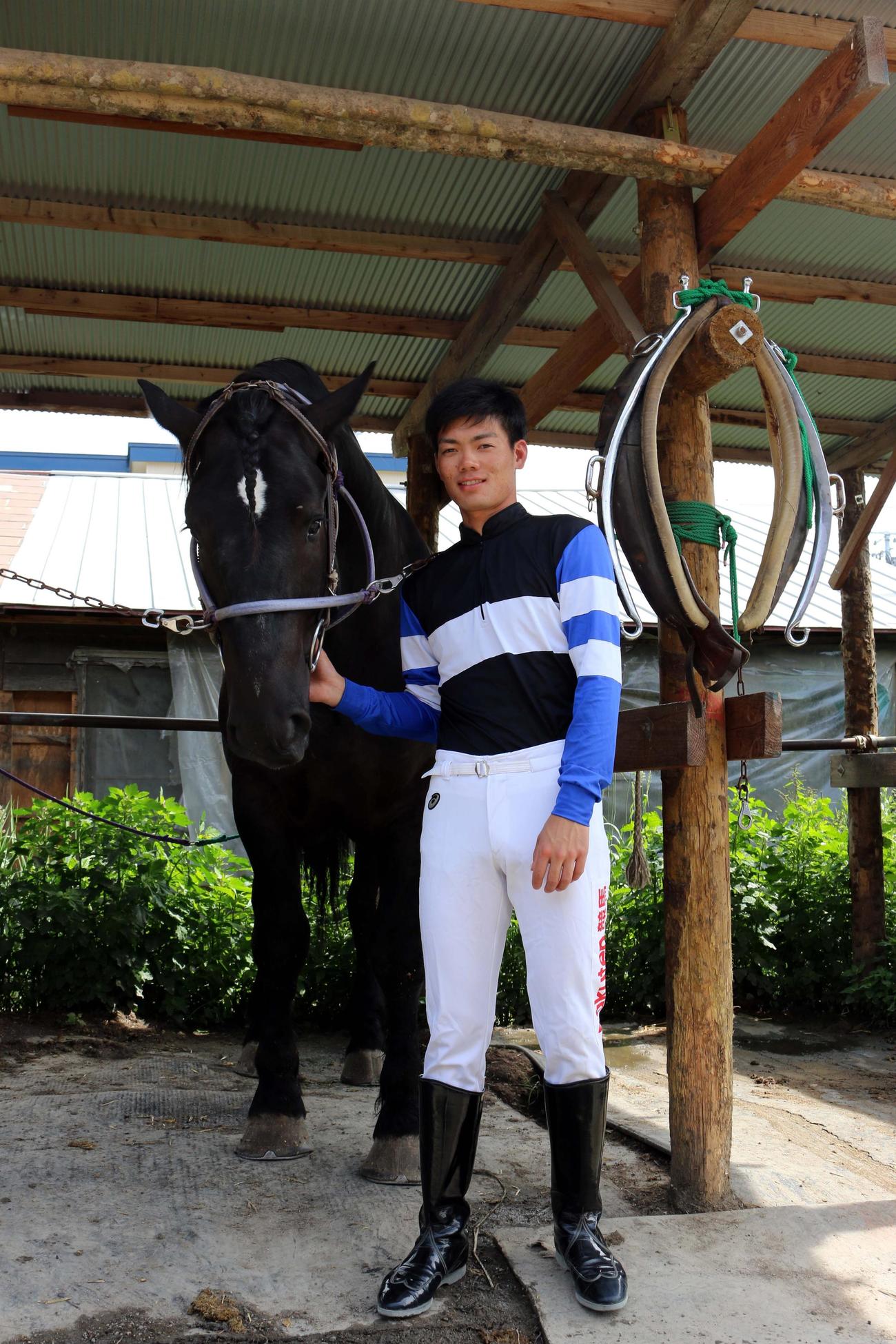 球児たちにエールをおくる、ばんえい競馬の金田騎手（ばんえい競馬提供）