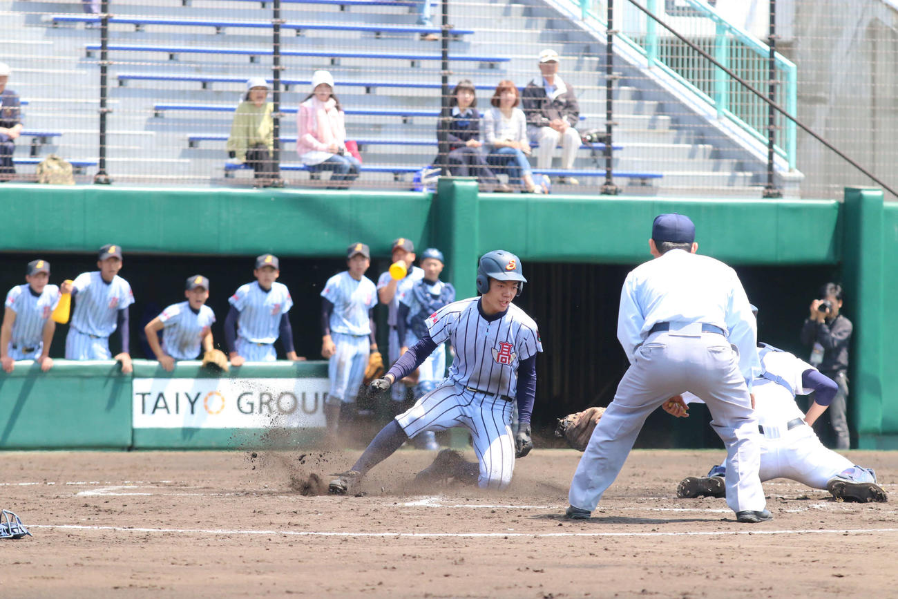 15年5月、春季全道大会準々決勝（旭川西戦）で生還する白樺学園・金田