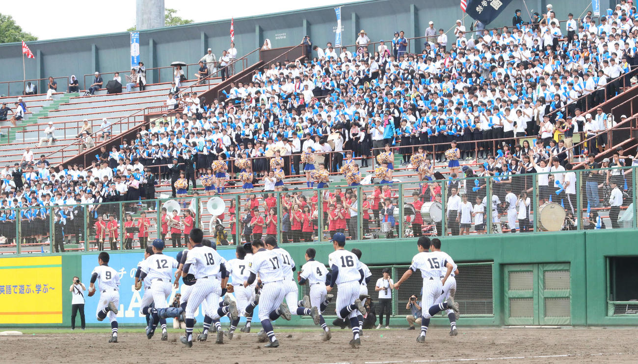 2019年、高校野球北北海道大会　4強に進出し、全校応援の一塁側スタンドにあいさつに向かう旭川北ナイン（19年7月16日撮影）