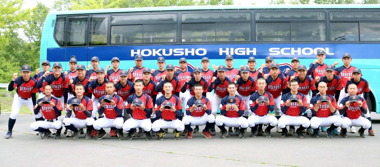 赤い文字のHが入ったキャップで夏に挑む北照の選手たち（撮影・永野高輔）