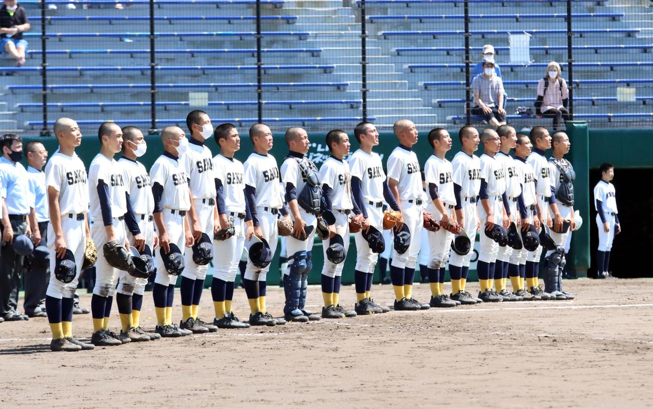 札幌工対北広島西　全国1勝1番乗りとなり校歌を歌う札幌工の選手たち（撮影・永野高輔）