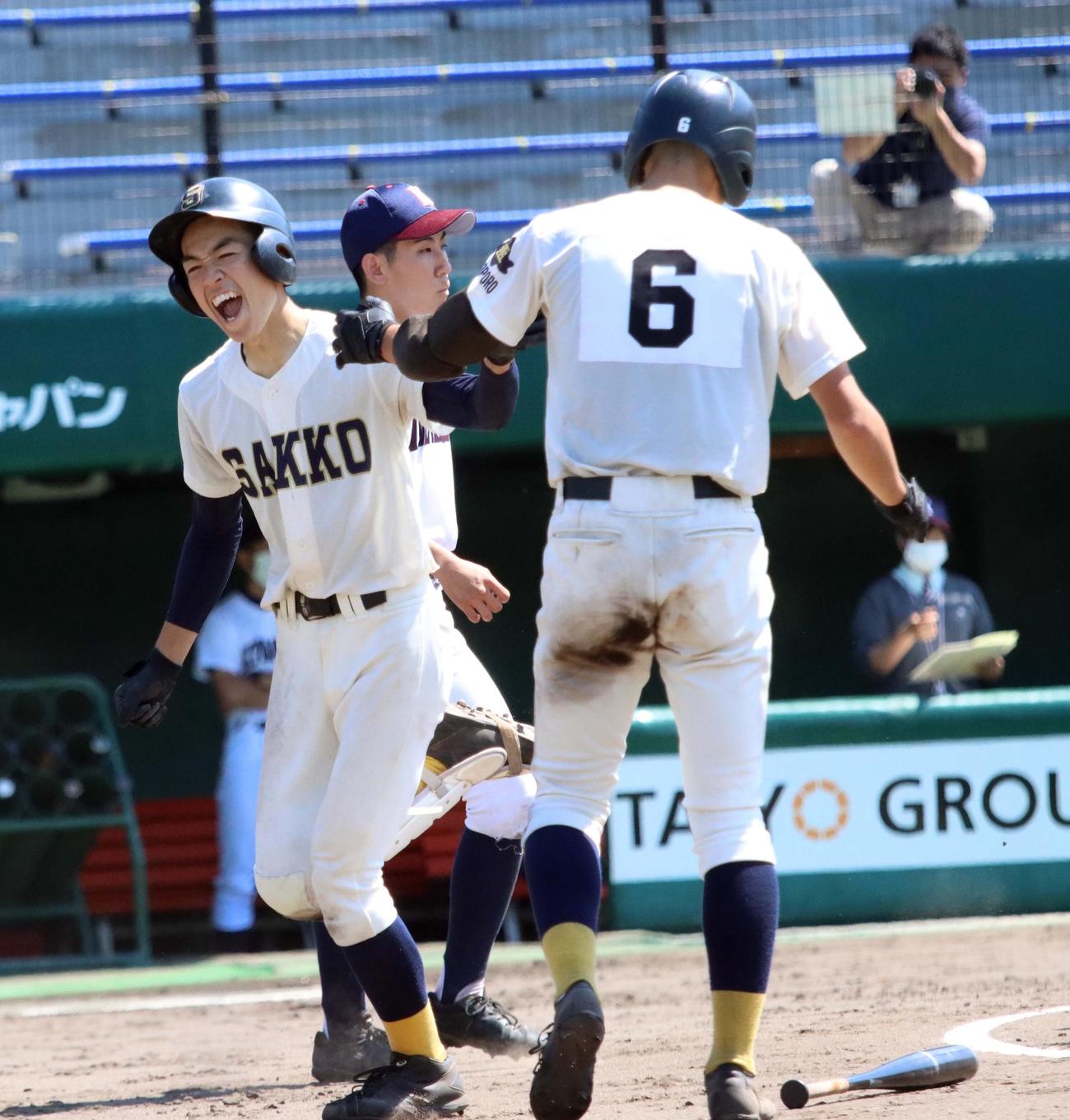 札幌工対北広島西　4回札幌工2死二塁、伊藤が右越えランニング2ランを放ち笑顔で生還する（撮影・永野高輔）