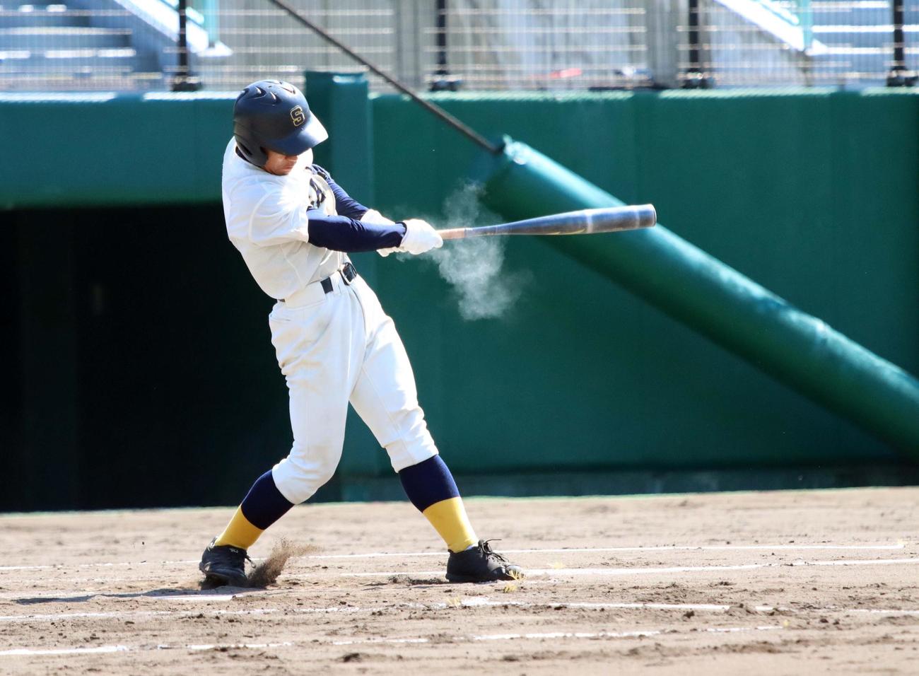 札幌工対北広島西　2回札幌工1死一塁、今川が右前打を放つ（撮影・永野高輔）