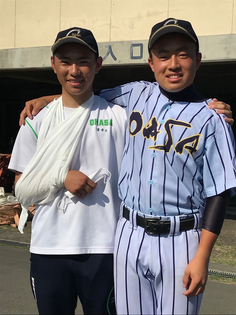 大麻対野幌　試合後、初戦突破を喜ぶ大麻の追立主将（右）と負傷離脱した清水（撮影・永野高輔）
