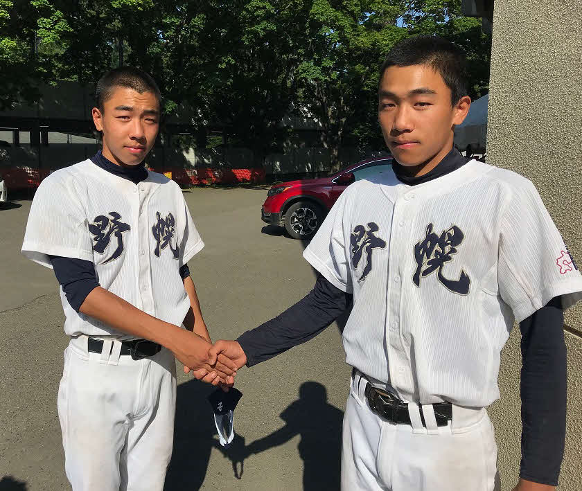 大麻対野幌　試合後、握手をかわす野幌の（左から）穴田涼主将と弟蓮（撮影・永野高輔）