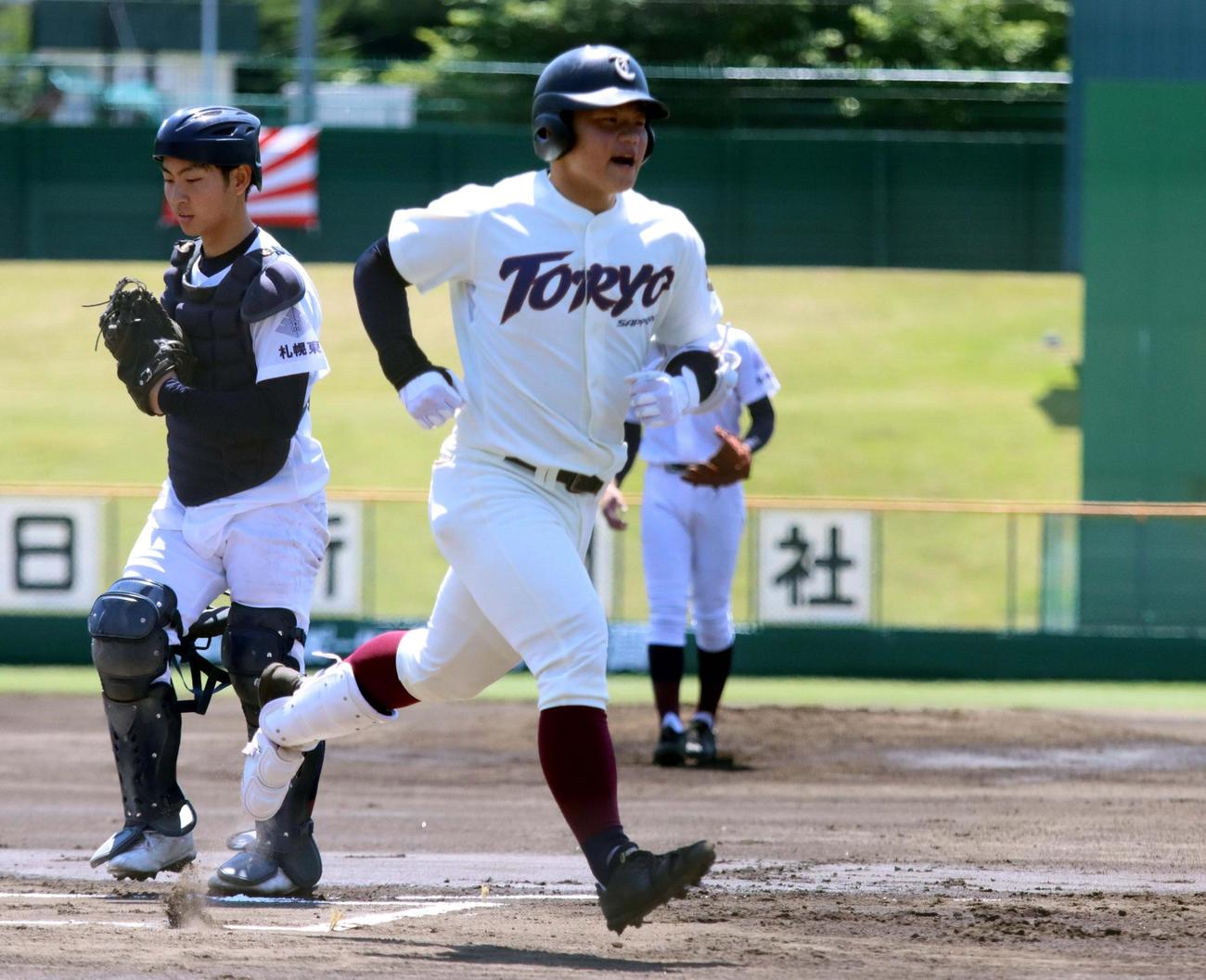札幌東陵対札幌東　1回表札幌東陵2死、先制ソロを放ち生還する末田（撮影・永野高輔）